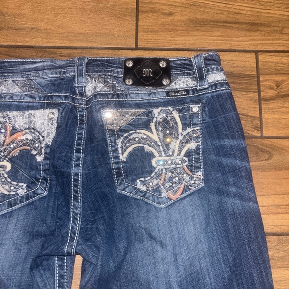 SOLD‼️‼️‼️‼️‼️ MISS ME Embellished Blue Jeans with Fleur-de-Lis Pockets - Picture 2 of 6